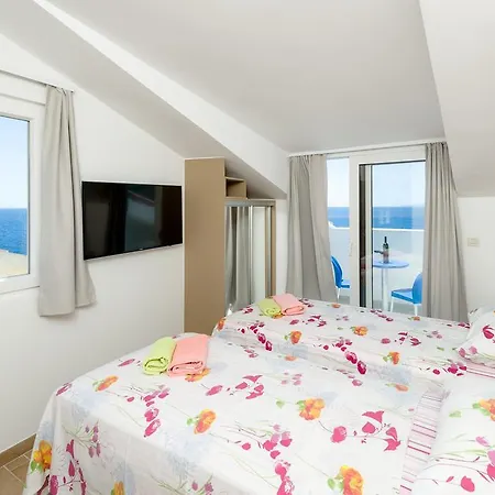 Superb Beachfront Luxury Seaview With Private Apartmán