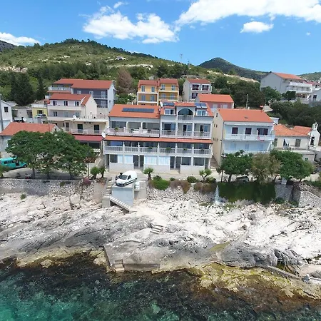 Apartmán Superb Beachfront Luxury Seaview With Private *