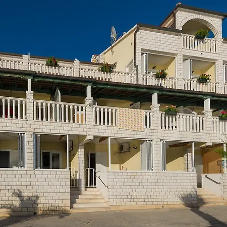 Superb Beachfront Luxury Seaview With Private Apartmán